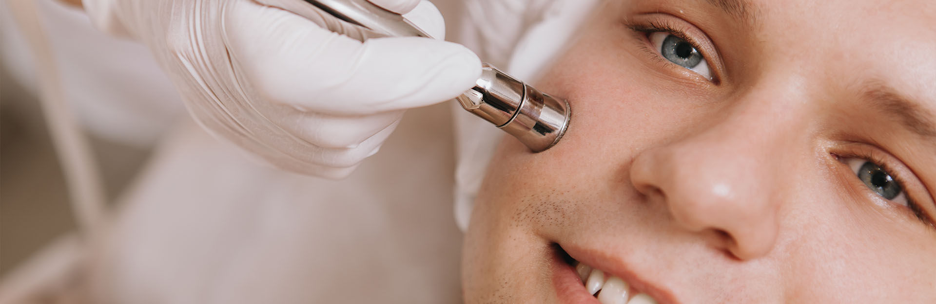 Microdermabrasie gezichtsbehandeling voor de man en de mannenhuid